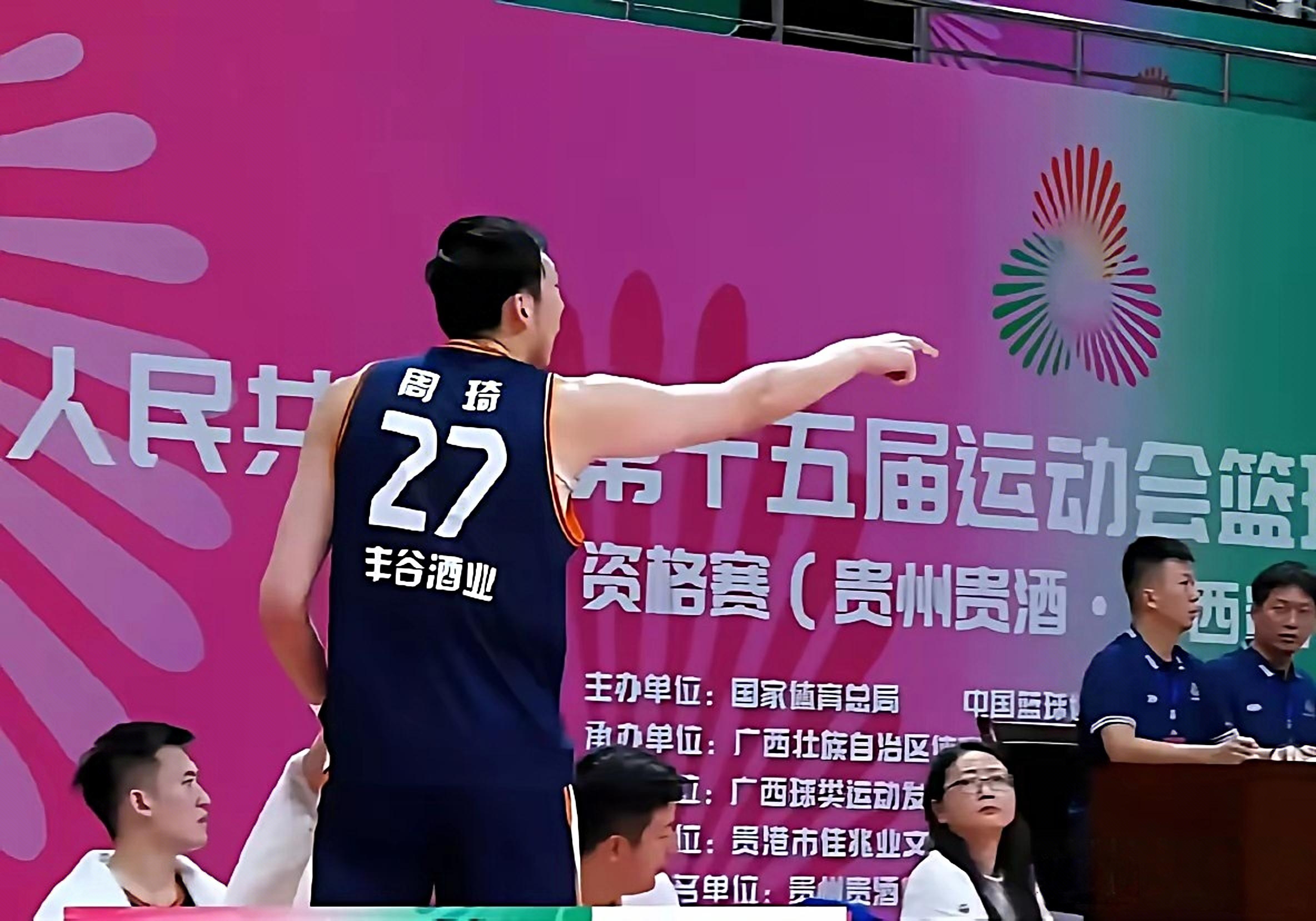 深圳队轻取北京队，周琦带队取胜