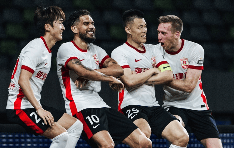 长春亚泰迎战河南建业,球队实力对比激烈 长春亚泰迎战河南建业,球队实力对比激烈