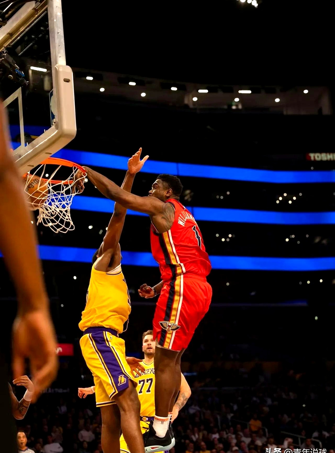 湖人队进攻火力强劲,大比分获胜 湖人队进攻火力强劲,大比分获胜