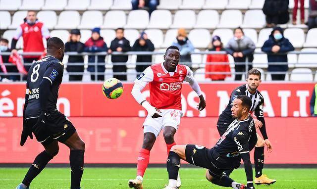 莱比锡红牛战胜里昂，晋级下一轮的简单介绍