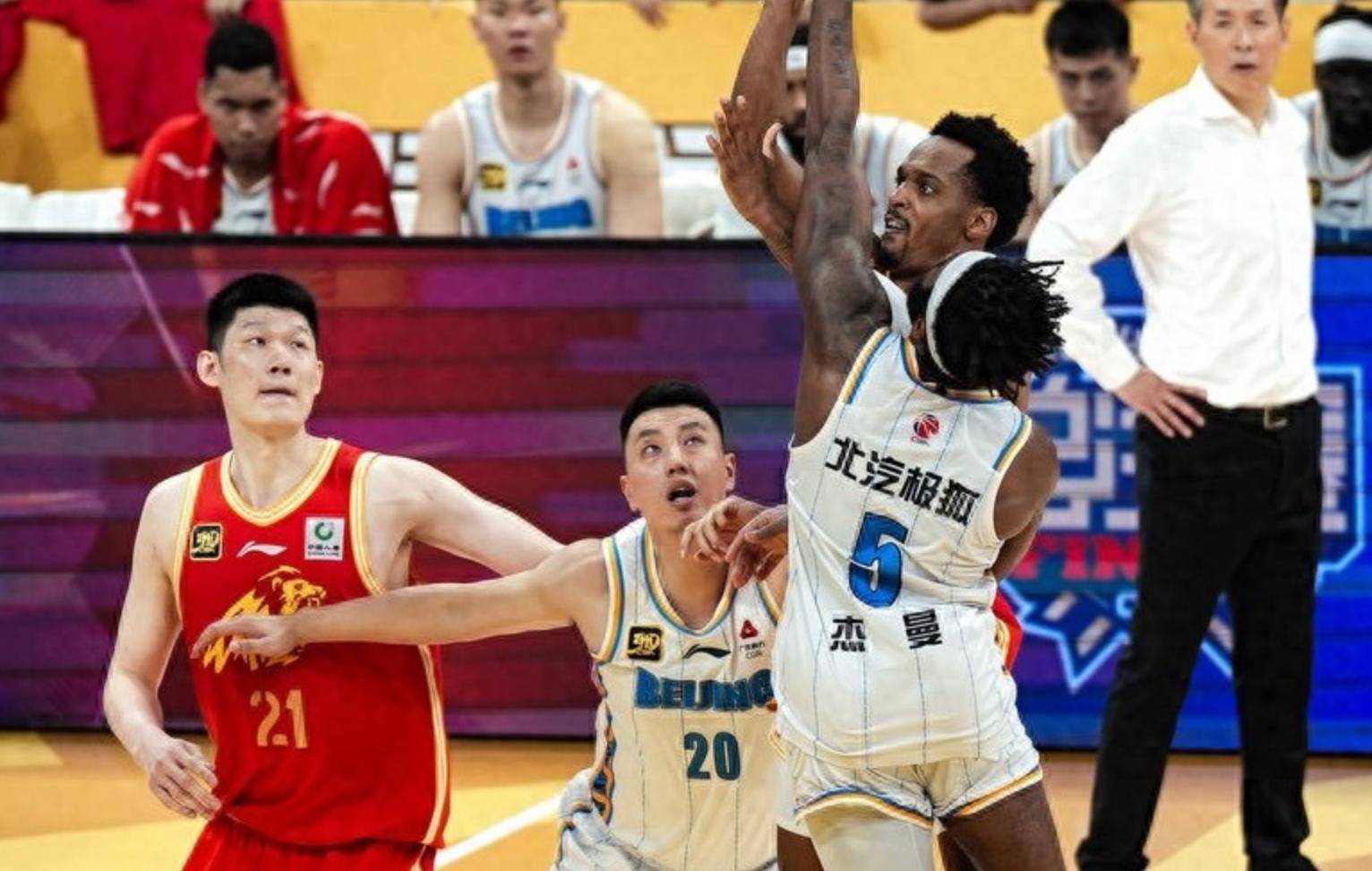 球队实力暴露，赛季困境重重