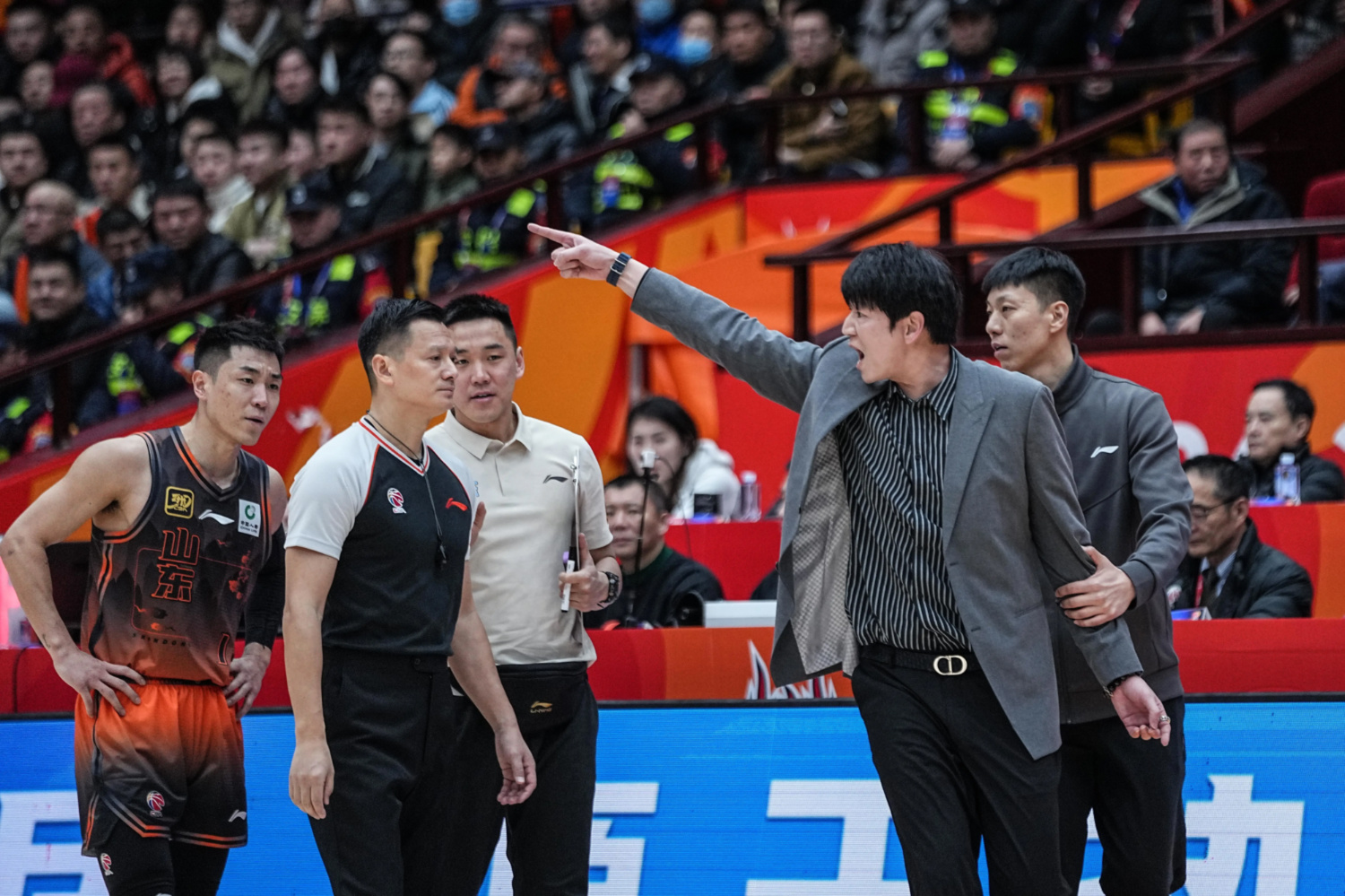 关于篮球名帅现场指导，球队备赛期待收益颇丰的信息