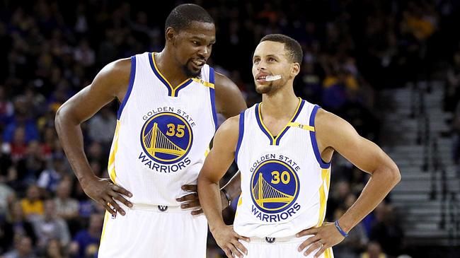 北京队横扫上海队，詹姆斯带队取胜