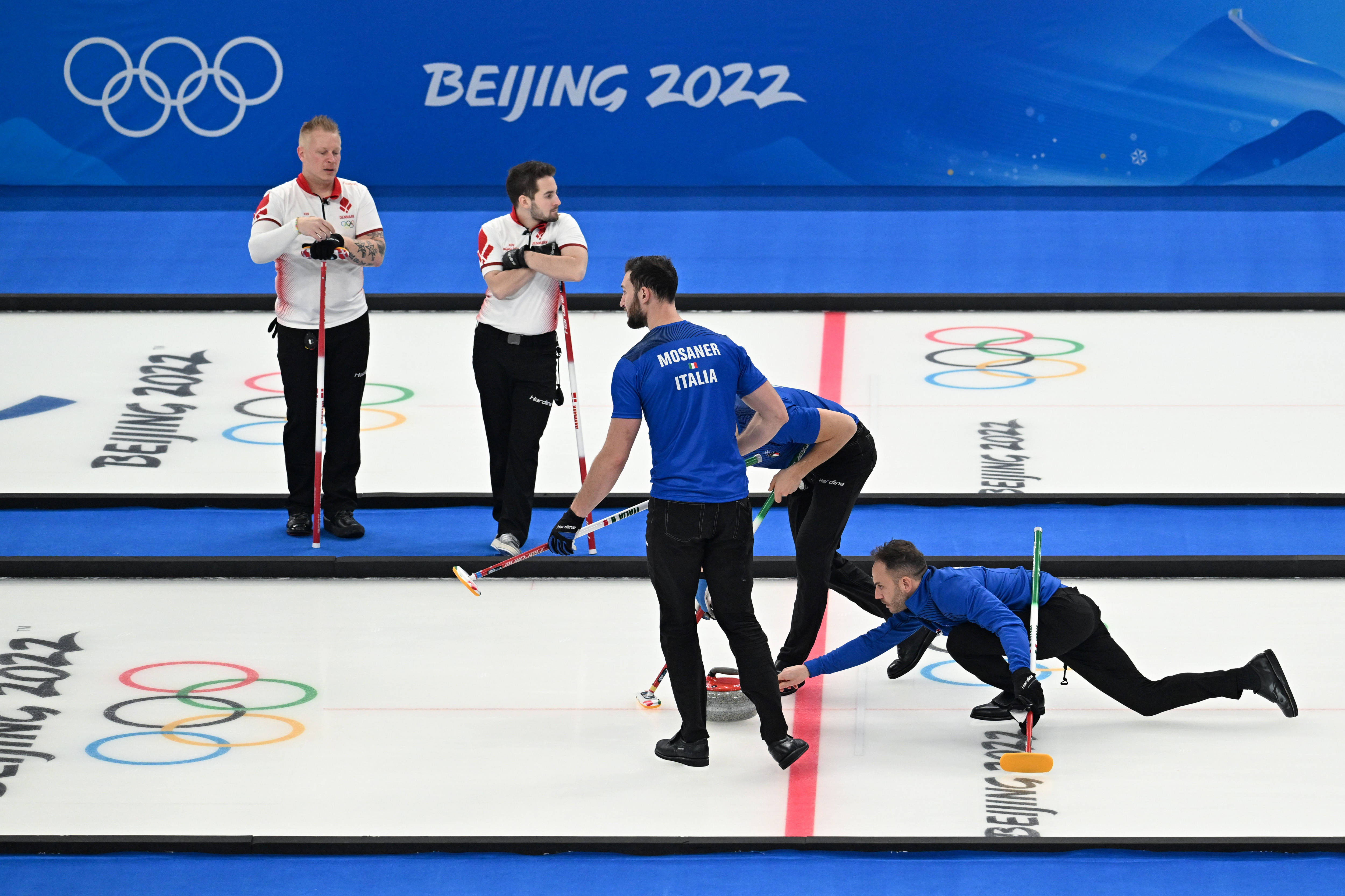 意大利险胜韩国,范佩西三分雨点燃全场的简单介绍 意大利险胜韩国,范佩西三分雨点燃全场的简单介绍