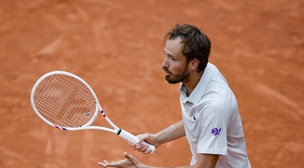 包含欧洲网球队爆冷日本网球队，梅德韦杰夫打破历史纪录的词条