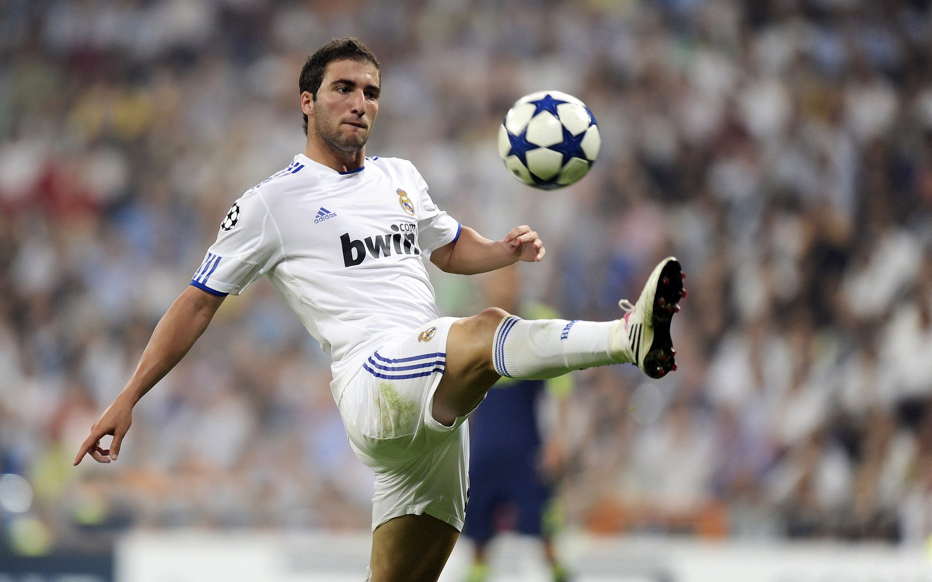 赛道上的孤勇者，拉塞尔扛起全队，迈凯伦完胜红牛二队的战术启示