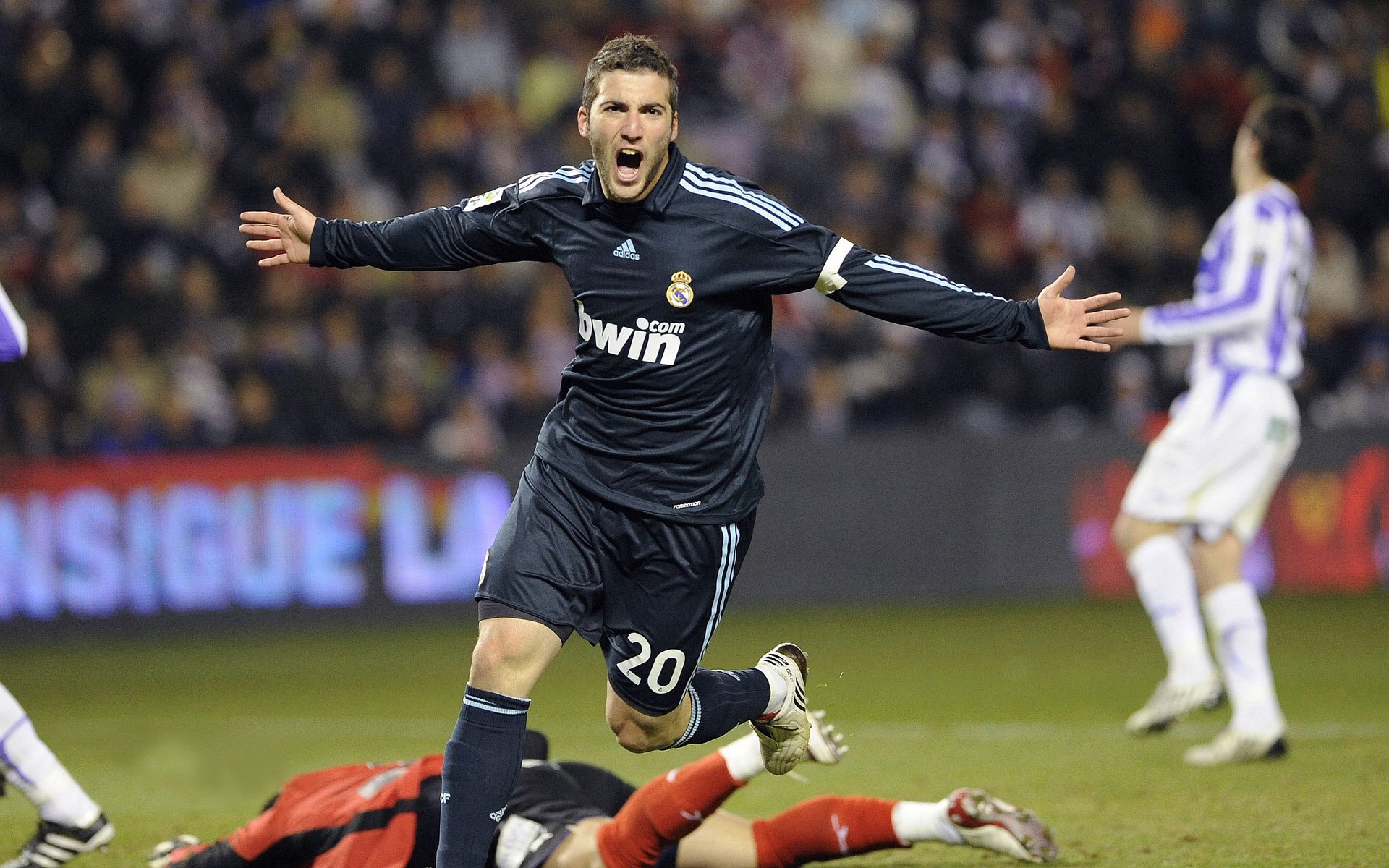 绝境中的橙色闪电,维斯塔潘点燃赛场,迈凯伦史诗级翻盘法拉利